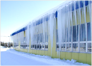 建物から伸びるつらら